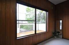 窓の外にはバルコニーがあります。（202号室）(2013-07-29,専有部,ROOM,2F)