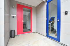 赤いドアがシェアハウス、青いドアがオーナーさん住居と301号室の玄関です。(2022-06-11,周辺環境,ENTRANCE,1F)