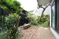 庭の様子2。ベンチも設置されています。(2022-06-11,共用部,OTHER,1F)