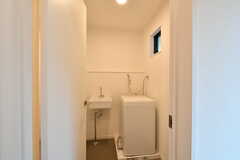 女性用水まわり設備の様子。洗濯機と洗面台が設置されています。左手にバスルームがあります。(2022-06-11,共用部,LAUNDRY,1F)