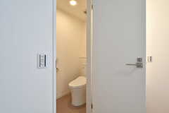 専有部内にトイレとシャワールームが備わっています。（201号室）(2022-06-11,専有部,ROOM,2F)