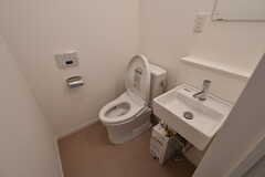 ウォシュレット付きトイレと洗面台。シャワールームの有無は部屋によって異なります。（202号室）(2022-06-11,専有部,ROOM,2F)