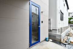 301号室はオーナーさん住戸と同じ玄関を使ってアクセスします。(2022-06-11,周辺環境,ENTRANCE,1F)