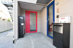 赤いドアがシェアハウス、青いドアがオーナーさん住居と301号室の玄関です。(2022-09-22,周辺環境,ENTRANCE,1F)