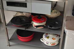 フライパンや鍋類はヒーター下に収納されています。(2022-09-22,共用部,KITCHEN,1F)