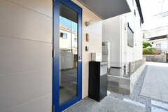 301号室はオーナーさん住戸と同じ玄関を使ってアクセスします。(2022-09-22,周辺環境,ENTRANCE,1F)