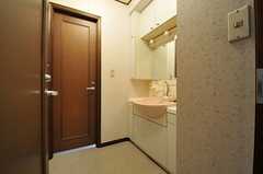 正面のドアはトイレ、手前に洗面台が設置されています。(2013-02-18,共用部,OTHER,3F)