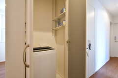 洗濯機の様子。1階の洗濯機は女性用で、扉付きです。(2018-07-11,共用部,LAUNDRY,1F)