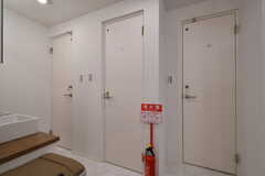 左手のドアふたつは男女兼用のシャワールーム、右手のドアは男女兼用のトイレです。(2018-09-19,共用部,TOILET,1F)