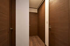 廊下の様子。右手のドアがトイレです。(2022-08-22,共用部,OTHER,1F)