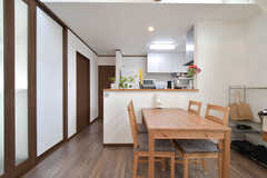 リビングにはキッチンが併設されています。(2022-08-22,共用部,LIVINGROOM,2F)