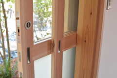 玄関ドアは2枚。ガラス扉と網戸を使い分けられます。（A棟）(2023-07-03,専有部,ROOM,1F)