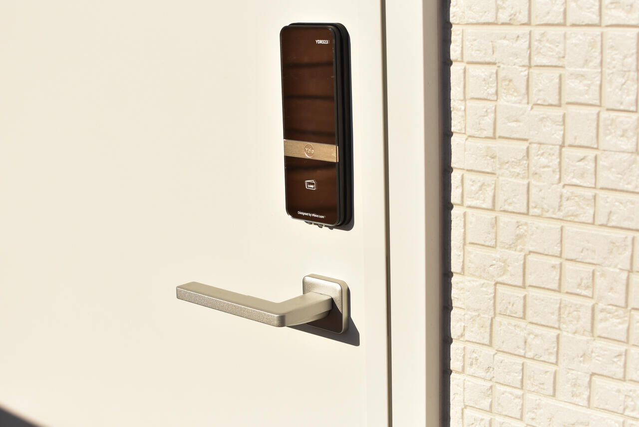玄関の鍵はカードをかざして施錠するタイプ。|1F 玄関