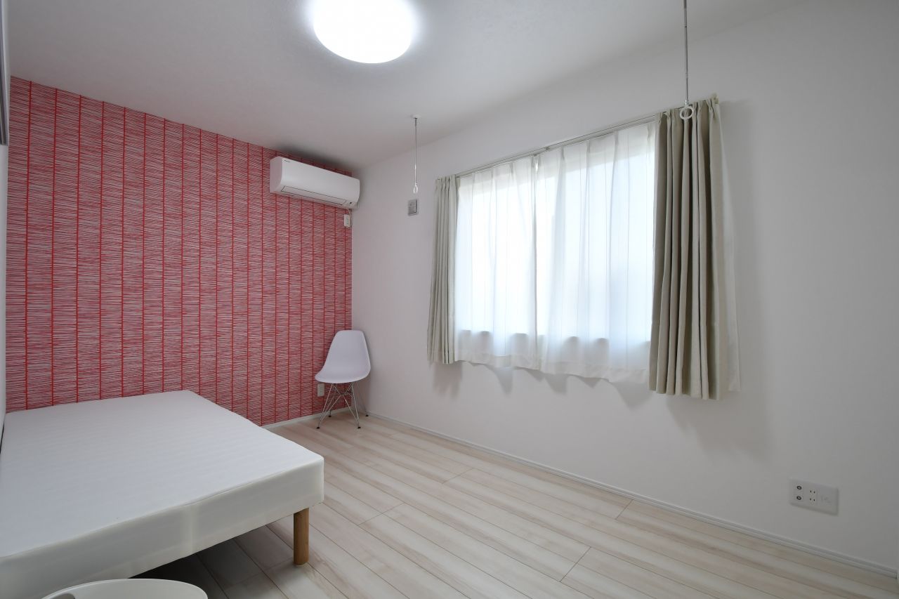 専有部の様子。壁紙は部屋ごとに異なります。（101号室）|1F 部屋