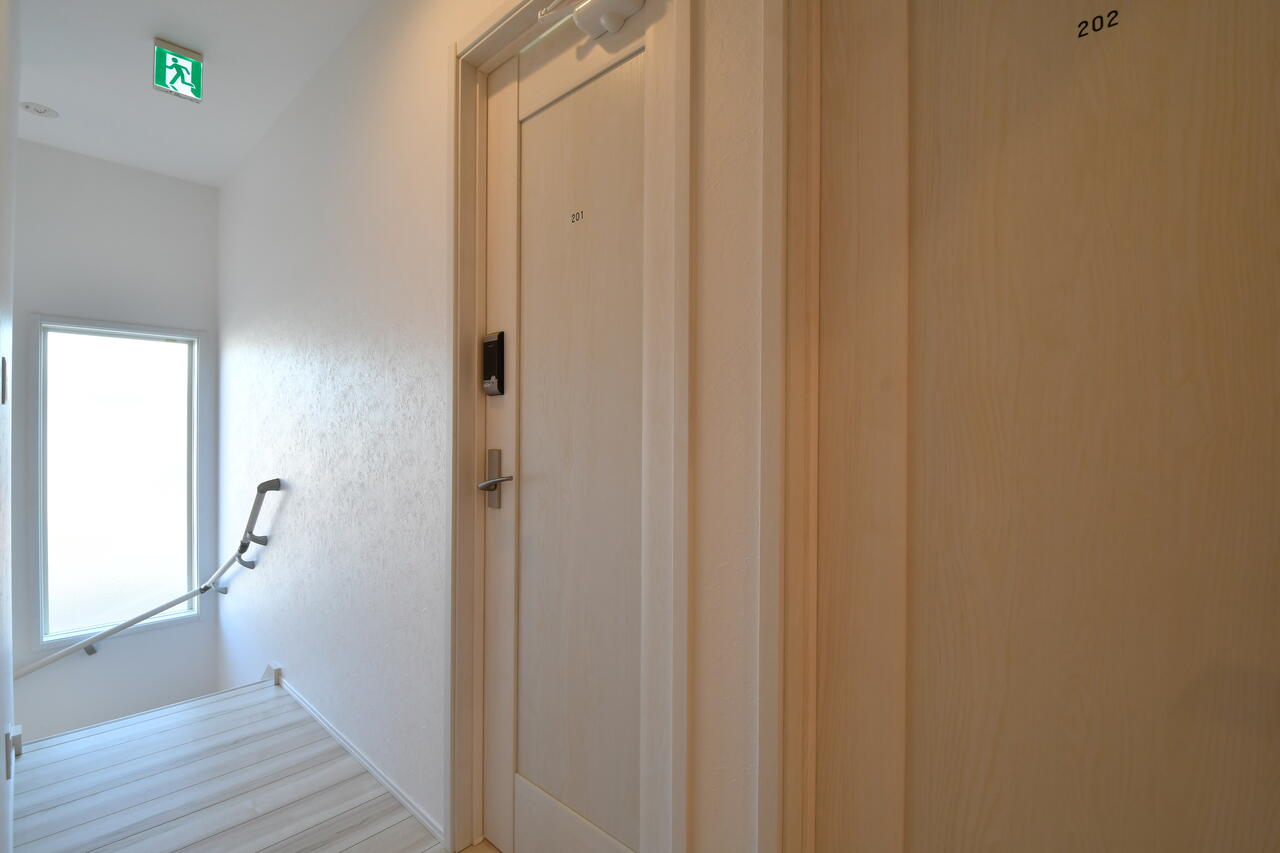 階段脇は201号室です。（201号室）|2F 部屋