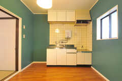 キッチンの様子。床材はCFです。（101号室）(2013-03-18,専有部,ROOM,1F)