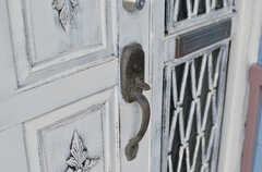 玄関のドアハンドル。エイジング塗装がワイルド。(2013-03-18,周辺環境,ENTRANCE,2F)