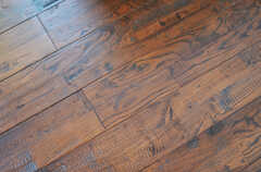 床は栗の無垢材。ゴツゴツとクセのある表情。(2013-03-18,共用部,OTHER,2F)