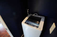 リビング脇の廊下に設置された洗濯機の様子。(2013-03-18,共用部,LAUNDRY,2F)