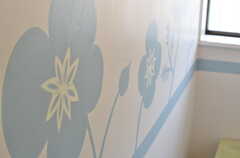 壁面はクロスと思いきや、ポピーをモチーフにした塗装です。すごい。(2013-03-18,共用部,TOILET,2F)