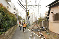江ノ電は家の間を抜けるように走ります。(2013-03-18,共用部,ENVIRONMENT,1F)