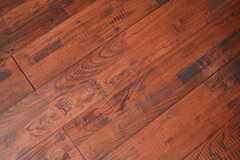 床は栗の無垢材。ゴツゴツとクセのある表情。(2022-09-02,共用部,LIVINGROOM,2F)