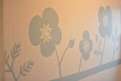 壁面はクロスと思いきや、ポピーをモチーフにした塗装です。すごい。(2022-09-02,共用部,TOILET,2F)
