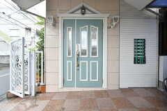 ミントグリーンがきれいな玄関ドア。(2021-06-17,周辺環境,ENTRANCE,1F)