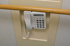 エレベーター内には非常時連絡用の電話機が設置されています。(2021-06-17,共用部,OTHER,1F)