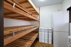 パントリーの様子。部屋ごとのゴミ箱と食材置き場、共用の冷蔵庫が使えます。(2021-06-17,共用部,KITCHEN,3F)