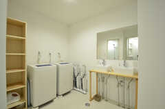 脱衣室の様子。洗面台と洗濯機が設置されています。(2014-09-30,共用部,BATH,2F)