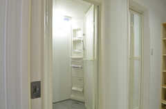 手前がシャワールーム、奥がバスルームです。脱衣スペースは共用です。(2014-09-30,共用部,BATH,2F)