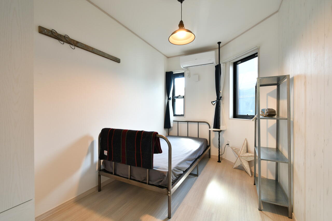 専有部の様子。モデルルームです。付属している家具や小物はそのまま使用できます。（201号室）|2F 部屋