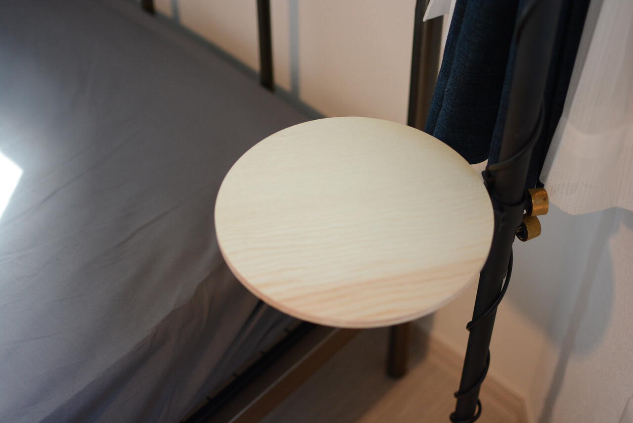 ベッドサイドにはテーブルが設置されています。モデルルームです。（201号室）|2F 部屋