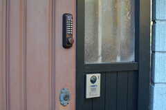 玄関の鍵はナンバー式。カメラ付きインターホンも設置されています。(2020-01-08,周辺環境,ENTRANCE,1F)