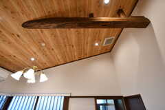 天井には梁が見えています。(2020-01-08,共用部,LIVINGROOM,1F)
