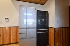 冷蔵庫と食器棚の様子。(2020-01-08,共用部,KITCHEN,1F)