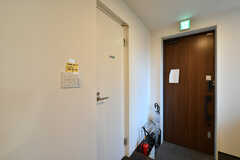 玄関の隣にバスルームがあります。(2022-01-05,共用部,OTHER,1F)