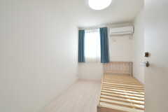 専有部の様子。部屋ごとにすこしずつ家具が異なります。（302号室）(2022-01-05,専有部,ROOM,3F)