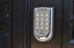 玄関の鍵はナンバー式。(2013-03-22,周辺環境,ENTRANCE,1F)