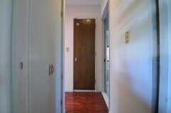 廊下の様子。正面のドアがトイレ、右手にバスルームがあります。(2013-03-22,共用部,OTHER,1F)