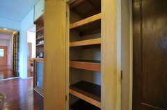 バスルームの目の前にはバスグッズなどを置いておける収納棚があります。(2013-03-22,共用部,OTHER,1F)