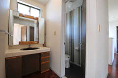 廊下に設置された洗面台の様子。隣はトイレです。(2013-03-22,共用部,OTHER,2F)