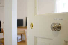 リビングのドアは鍵付き。こちらもフランスから輸入したそう。(2013-03-12,共用部,OTHER,2F)