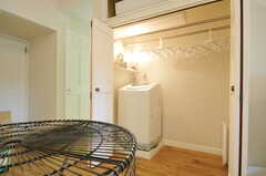 洗濯機の様子。スペースにはポールが渡されていて、物干しもできます。(2013-03-12,共用部,LAUNDRY,2F)