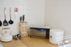 キッチン家電や調理器具は、シンクとガスコンロの間にあります。(2013-03-12,共用部,KITCHEN,2F)