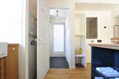 バスルームは、キッチン脇にあります。(2013-03-12,共用部,KITCHEN,2F)