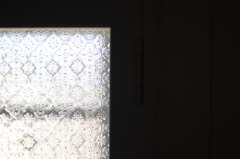 窓にはかわいらしい模様が浮かんでいます。(2013-03-12,共用部,BATH,2F)