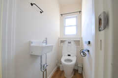 ウォシュレット付きトイレの様子。手洗い場もあります。(2013-03-12,共用部,TOILET,2F)