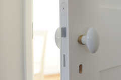 丸みがかわいい専有部ドアのハンドル。(2013-03-12,専有部,ROOM,2F)